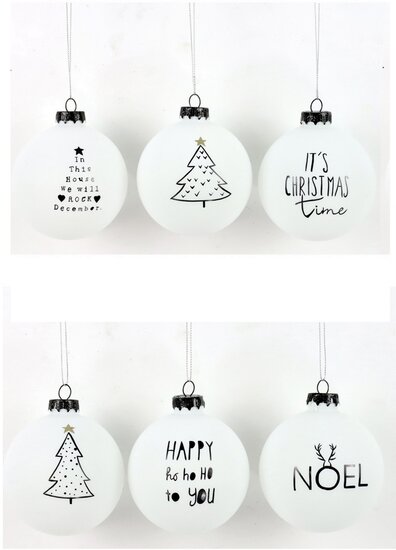 Kerstballen zwart wit. Kerstversiering in de kleuren en wit, kerststerren, kaarsen,kerstemmers, manden voor kerst - zwartwitshop