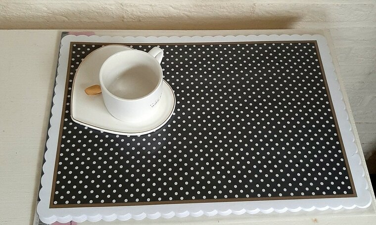 PLACEMATS PAPIER ZWART WIT STIPPEN SET 24